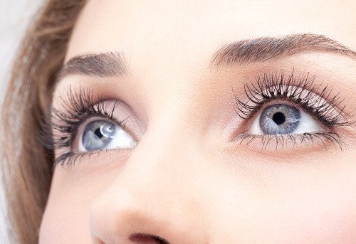 Đôi mắt con người mở to, thể hiện sự thấu thị và điềm báo trong giấc mơ