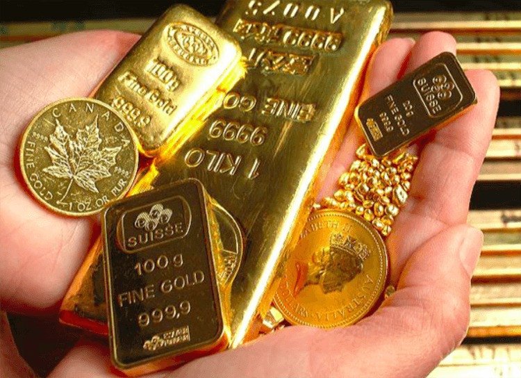Đôi tay đang lượm vàng lấp lánh trên nền tối, thể hiện sự may mắn và tài lộc trong giấc mơ.