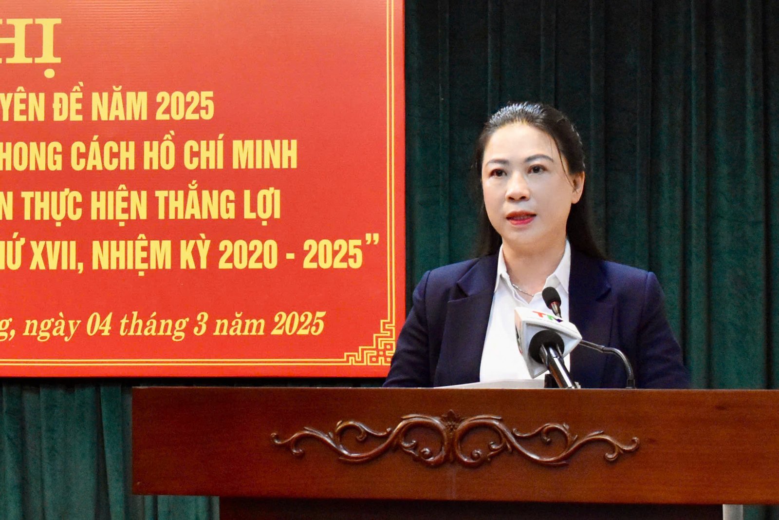 Đồng chí Lê Thị Kim Dung, Phó Bí thư Thường trực Tỉnh ủy, Chủ tịch HĐND tỉnh phát biểu khai mạc hội nghị