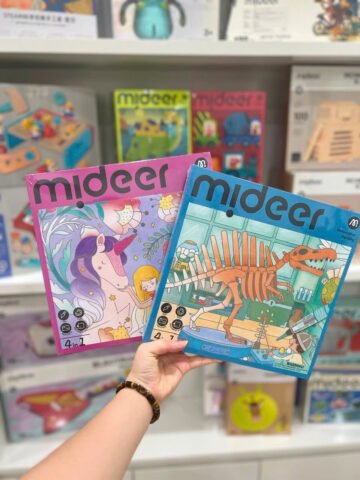 Em bé tô màu nước với bảng màu trên giấy