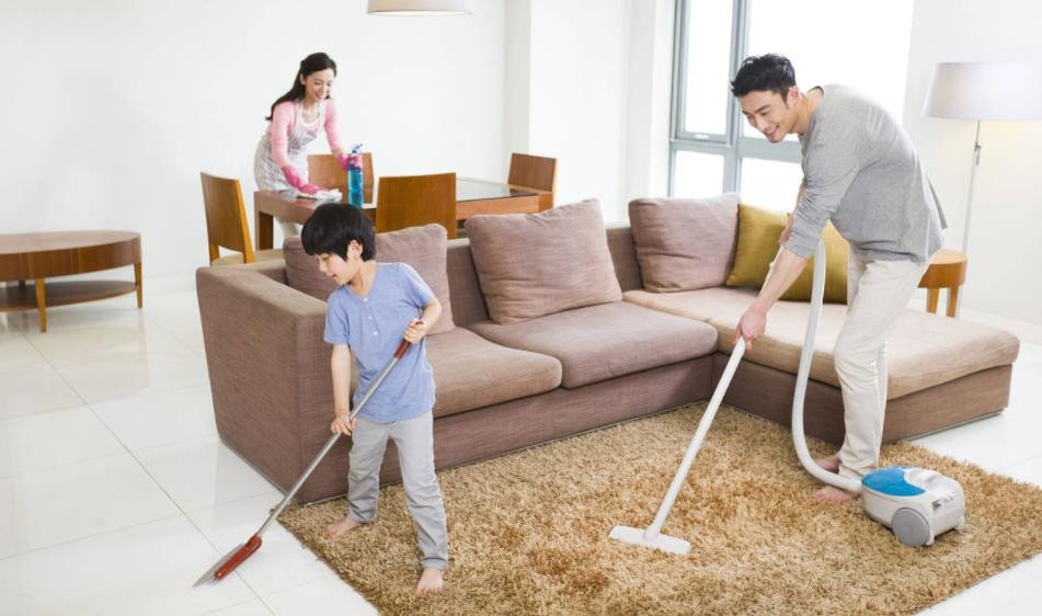 Gia đình cùng nhau dọn dẹp nhà cửa trong mơ, biểu tượng của sự đoàn kết và giải tỏa mâu thuẫn.