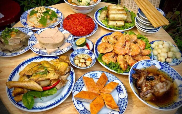 Gia đình quây quần chuẩn bị mâm cỗ thịnh soạn