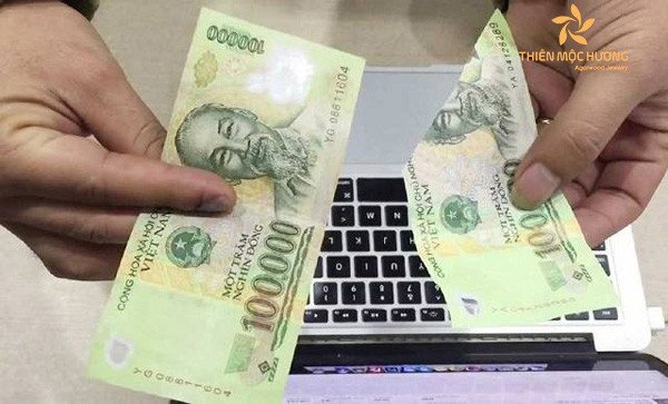 Giấc mơ cha quá cố cho tiền rách nát, điềm báo về khó khăn tài chính