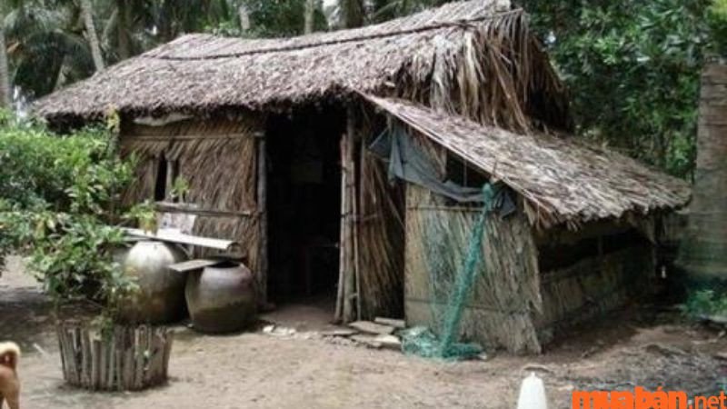 Giấc mơ thấy nhà cũ bị dột mang đến thông điệp về tài lộc và cơ hội cho gia đình.