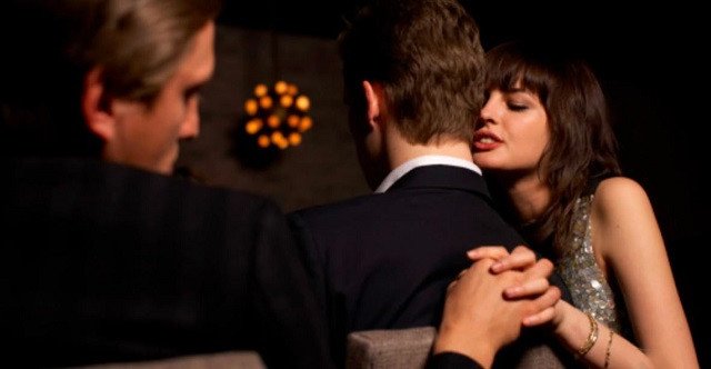 Giấc mơ thấy vợ đi theo người cũ có thể phản ánh sự bất an trong mối quan hệ.