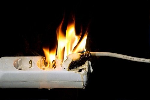 Giải mã giấc mơ thấy ổ điện cháy, điềm báo chiêm bao ổ điện bốc hỏa
