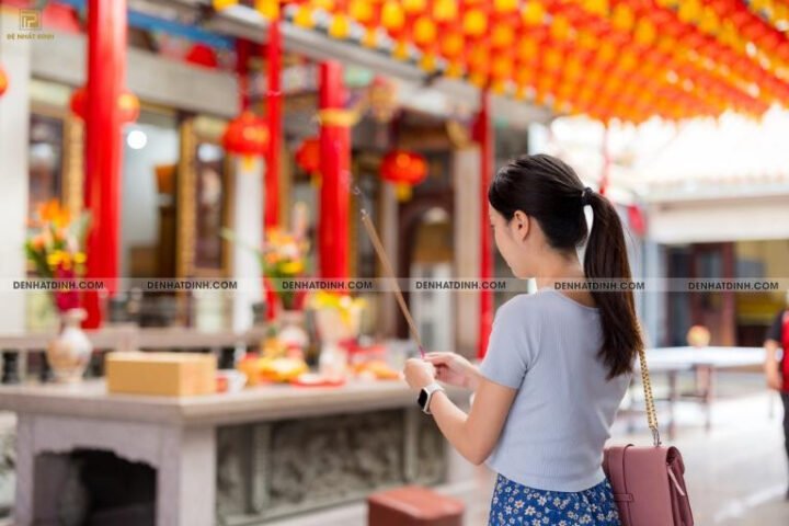Giải mã ý nghĩa tâm linh và điềm báo khi mơ thấy thắp hương ở miếu