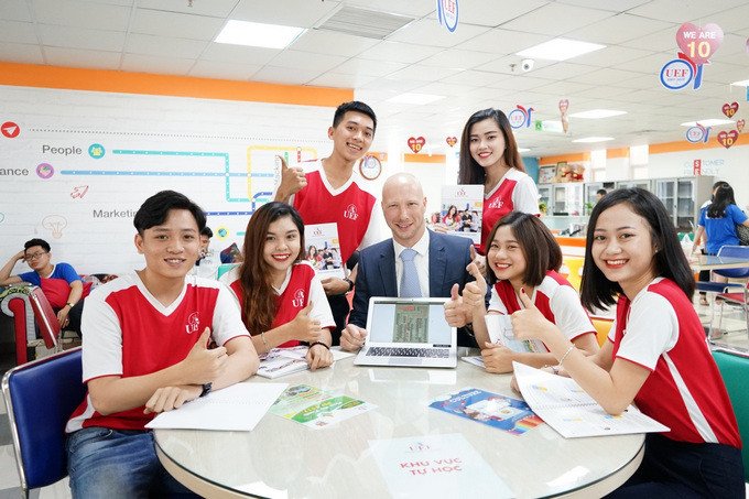 Giáo viên đang giải đáp thắc mắc cho học sinh, một phương pháp học tập hiệu quả
