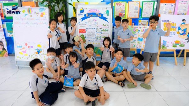Giáo viên hướng dẫn học sinh trong không gian học đường tích cực