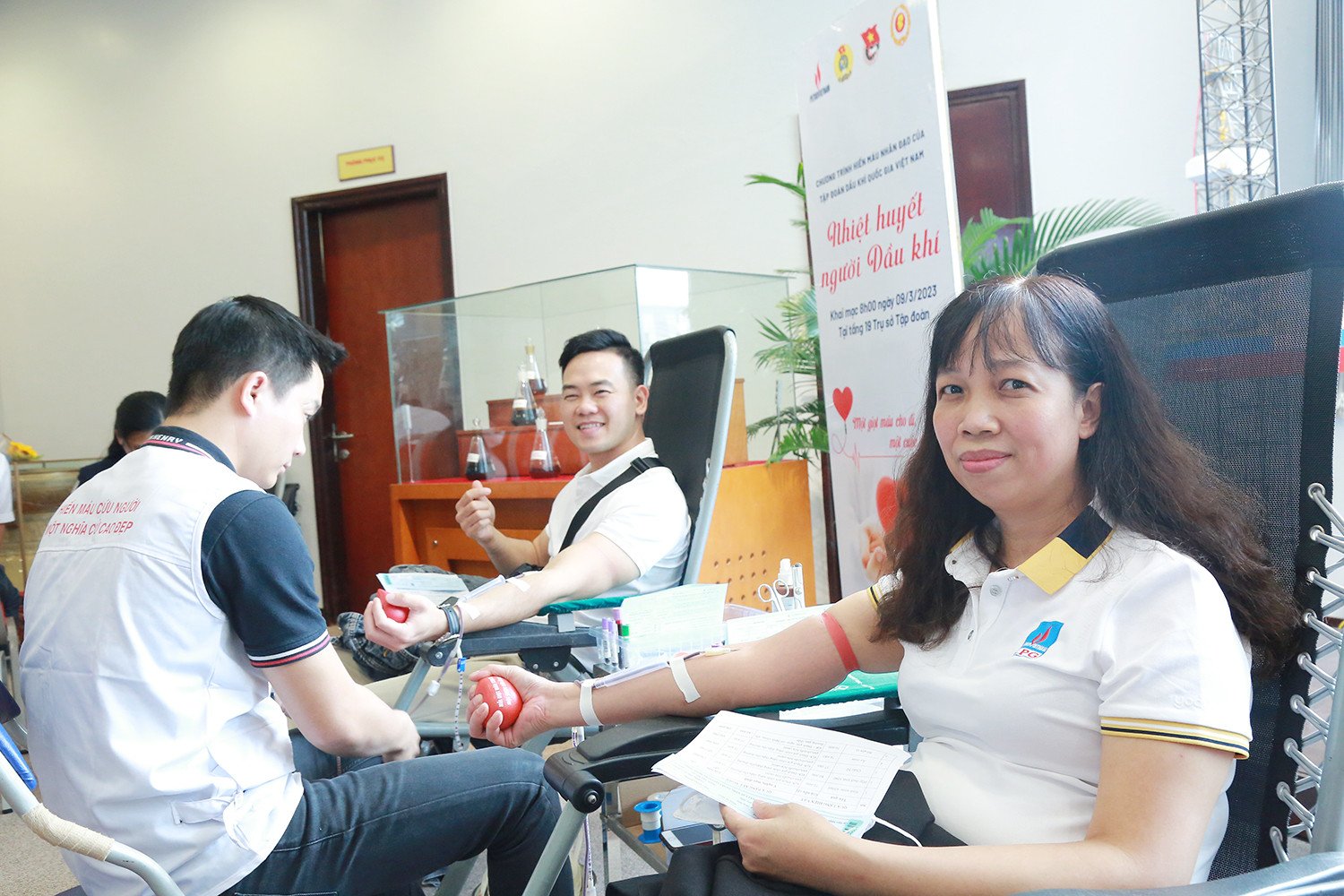 Giáo viên tận tâm hướng dẫn học sinh, một hình ảnh học tập đẹp của sự cống hiến