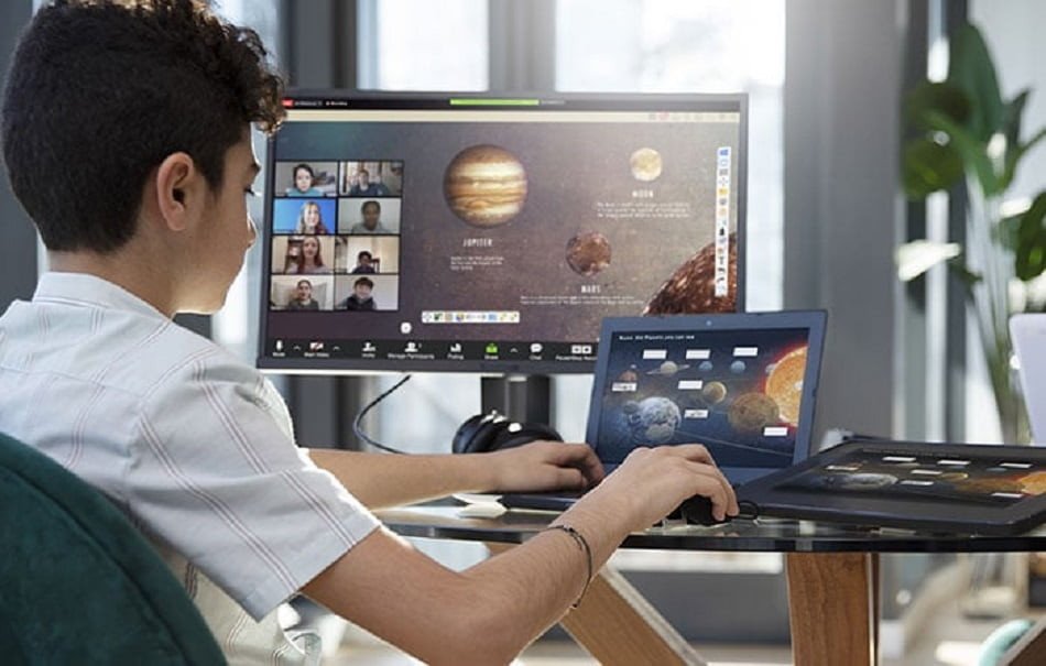 Giáo viên tương tác với màn hình tương tác kỹ thuật số, minh họa tác động của tài liệu học tập 4.0 đến phương pháp giảng dạy