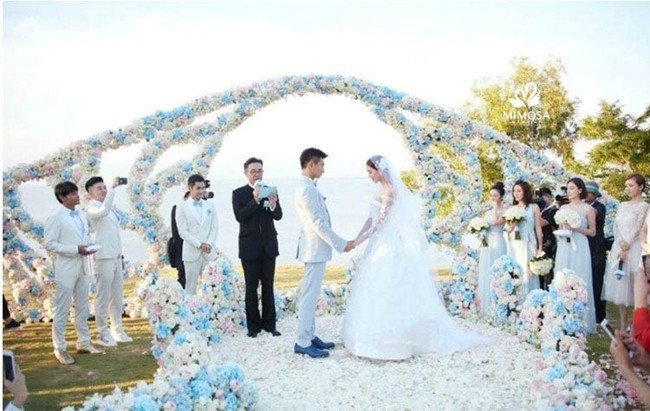 Giây phút hạnh phúc của cô dâu và chú rể