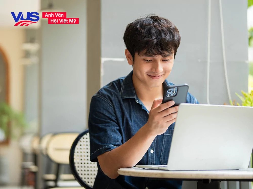 góc học tập chill với laptop và sách, tạo cảm hứng