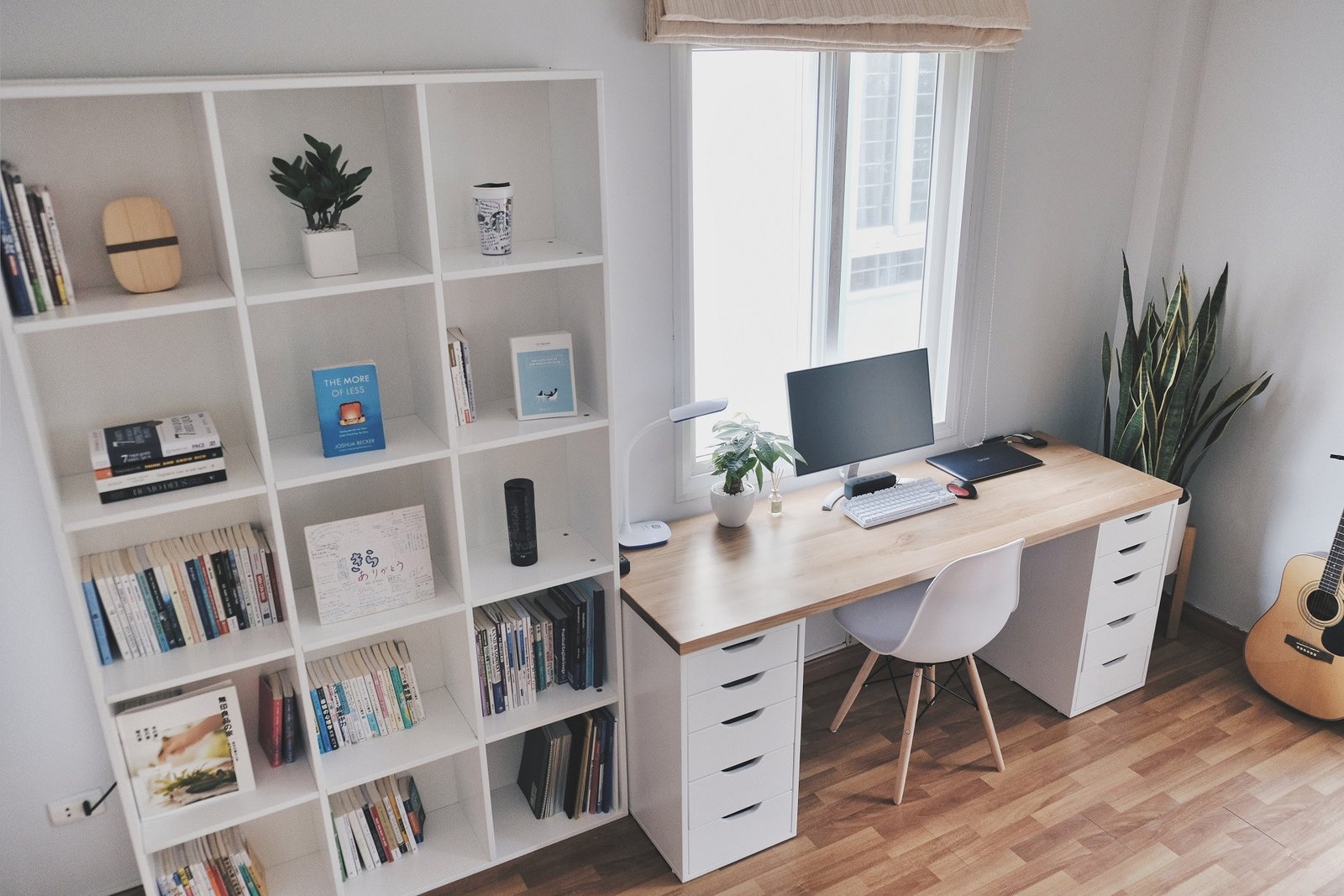 Góc học tập của em đã hoàn thiện với phong cách tối giản