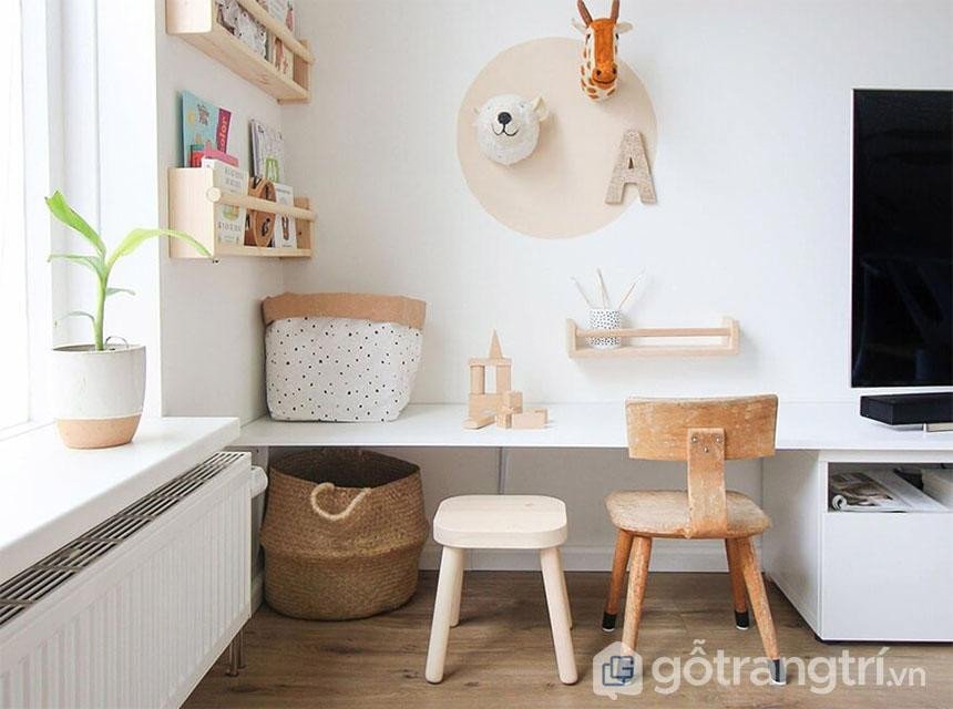 Góc học tập đầy màu sắc với tranh tường và đồ trang trí giúp kích thích tư duy sáng tạo của trẻ, khơi nguồn ý tưởng mới.