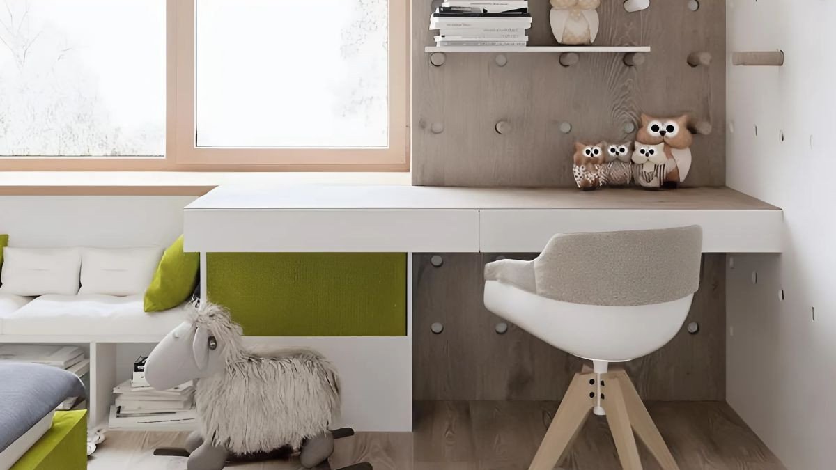 Góc học tập được trang trí cực kì tối giản và nhẹ nhàng