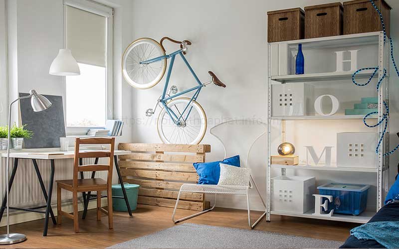 Góc học tập hiện đại với hình nền tường màu xám đơn giản
