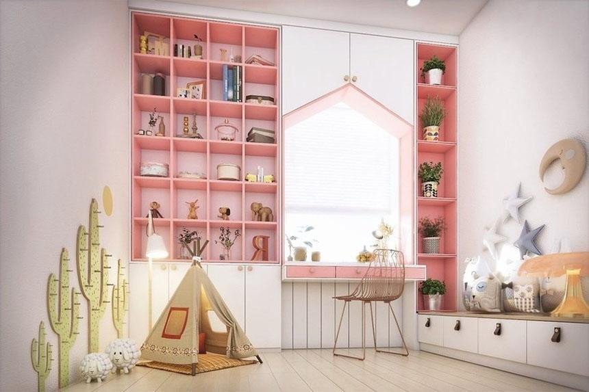 Góc học tập sáng tạo được trang trí bằng các món đồ handmade dễ thương, tăng tính cá nhân hóa và sự gắn kết gia đình.