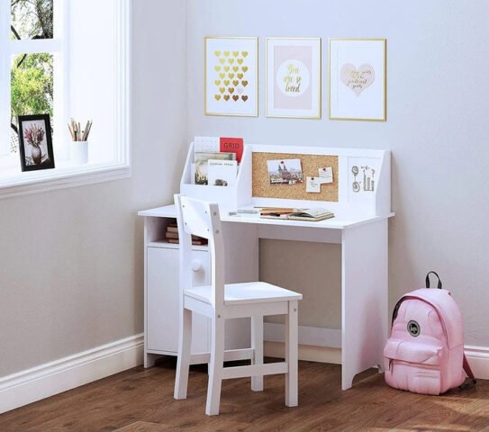 Góc học tập tại nhà được sắp xếp khoa học với sách vở gọn gàng