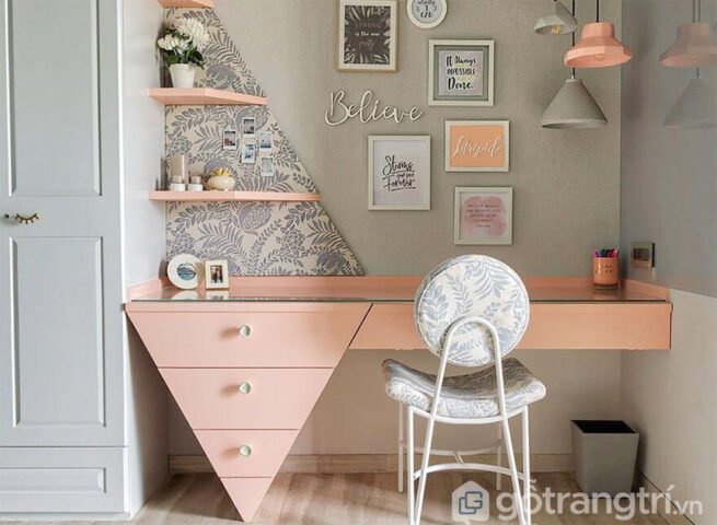 Góc học tập thoải mái cho bé với không gian xanh mát và bàn học gọn gàng, tạo cảm giác thư giãn sau giờ học căng thẳng.