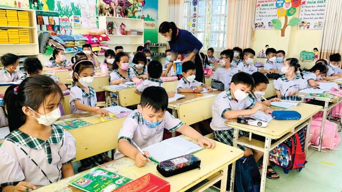 Góc học tập tiểu học rực rỡ sắc màu với tranh vẽ và vật dụng thủ công
