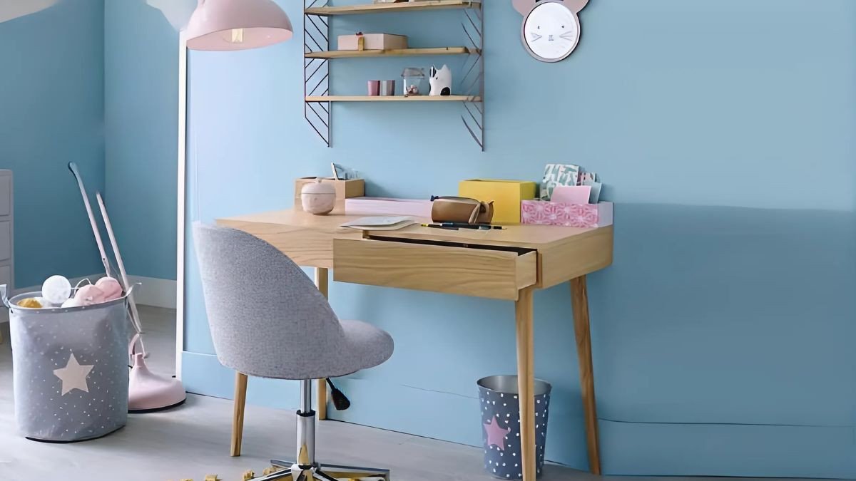 Góc học tập trang trí với sắc xanh dịu mát, tạo cảm giác dễ chịu