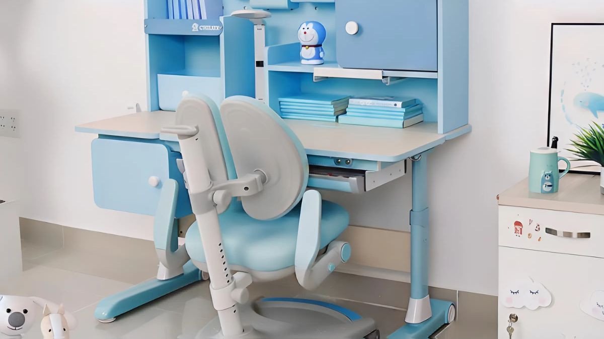 Góc học tập với chủ đề mạnh mẽ, có thể tự làm đồ trang trí liên quan đến siêu anh hùng