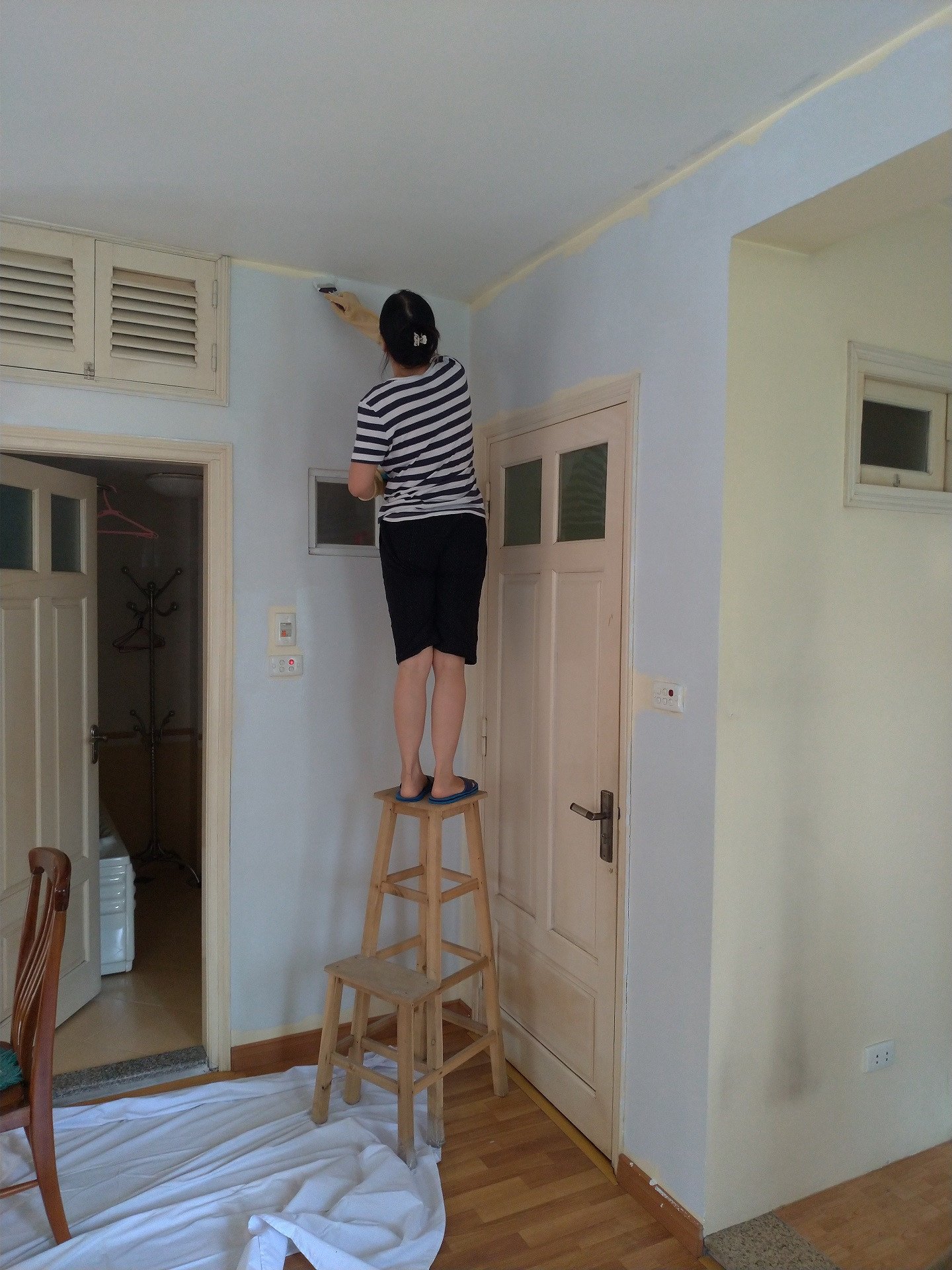 Góc phòng đang được sơn lại với màu ghi xanh nhạt