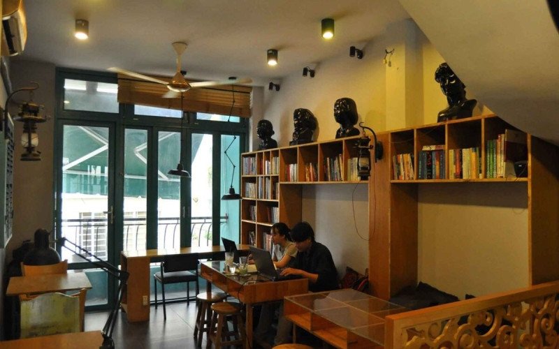 Góc sách cổ điển tại Slowee Coffee &amp; Books, thư viện cà phê cho người yêu tri thức