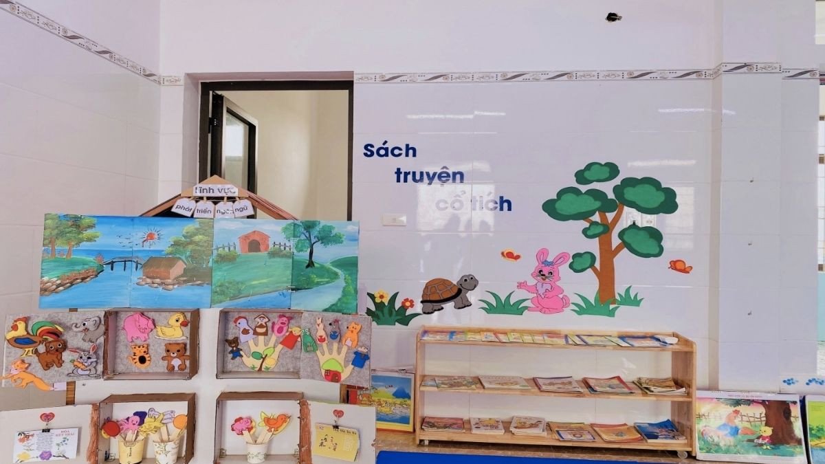 Góc thư viện mầm non đẹp với kệ sách thấp và ghế đọc thoải mái