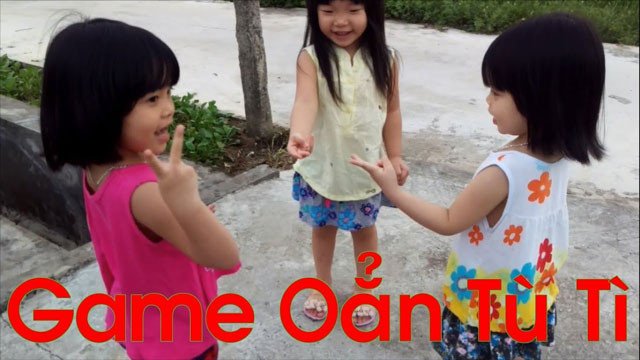 Hai bạn nhỏ chơi oẳn tù tì, một hoạt động giải trí quen thuộc của các gia đình