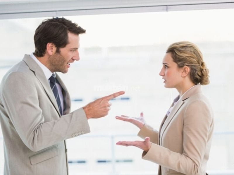 Hai đồng nghiệp đang mâu thuẫn trong công việc