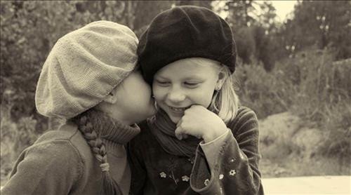 Hai người bạn cũ đang vui vẻ trò chuyện, tượng trưng cho những kỷ niệm đẹp khi nằm mơ thấy bạn bè thời thơ ấu