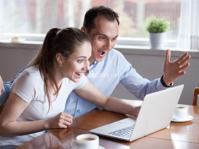 Hai người hàng xóm đang nhìn nhau cảnh giác, liên tưởng đến giấc mơ hàng xóm trúng số và sự cạnh tranh.
