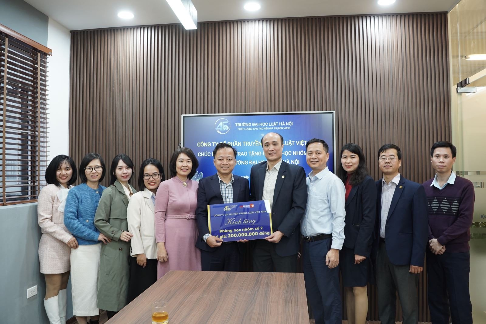 Hành động trao nhận, ý nghĩa điềm báo khi mơ thấy bà ngoại