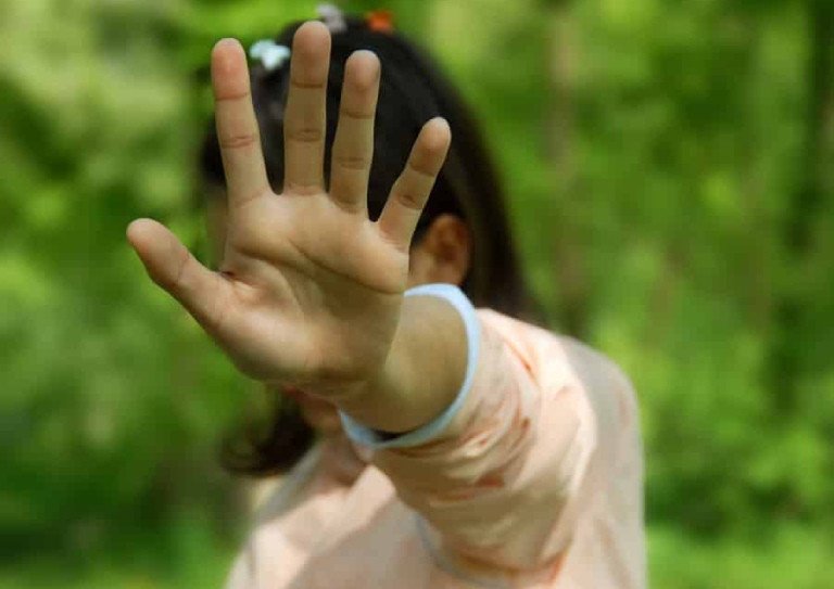 Hành động từ chối yêu cầu, minh họa tầm quan trọng của việc nói 'không' để bảo vệ bản thân khỏi burn-out trong học tập.