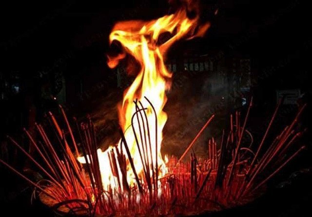 Hình ảnh bát hương bốc khói, phản ánh những lo âu trong giấc mơ thấy người thân bị tai nạn