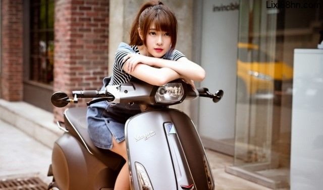 Hình ảnh chiếc xe máy được khóa cẩn thận nhưng vẫn thể hiện nỗi lo mất mát