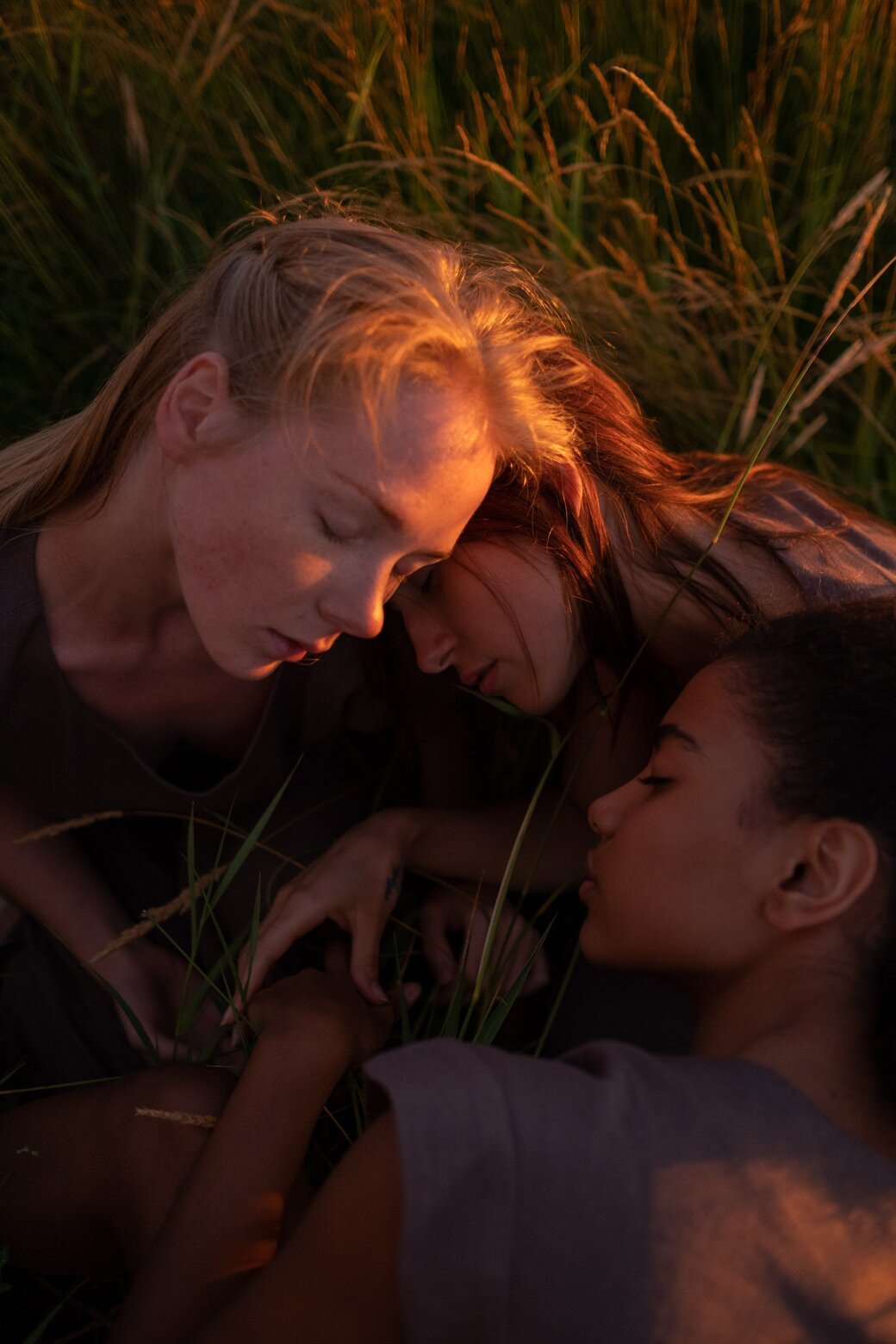 Hình ảnh cô gái nhắm mắt mơ, tượng trưng cho những cuộc trò chuyện với người lạ trong giấc ngủ