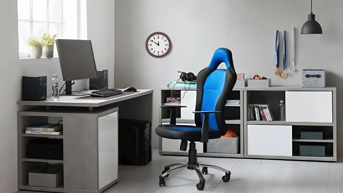 Hình ảnh góc học tập đẹp theo phong cách tối giản với bàn gỗ và kệ sách treo tường gọn gàng
