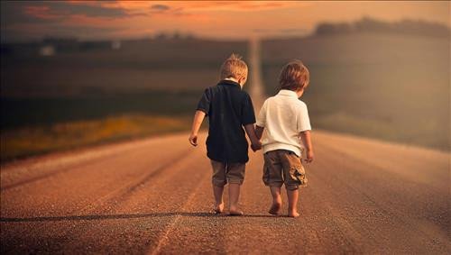 Hình ảnh hai người bạn cũ ôm nhau vui vẻ trong mơ, biểu tượng của sự hội ngộ và điềm báo tốt lành về tình bạn.