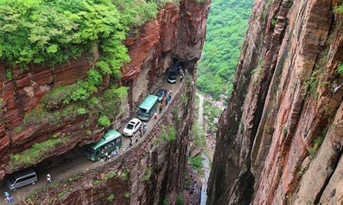 Hình ảnh minh họa một hố sâu thăm thẳm, tượng trưng cho những điềm báo trong giấc mơ thấy hố sâu