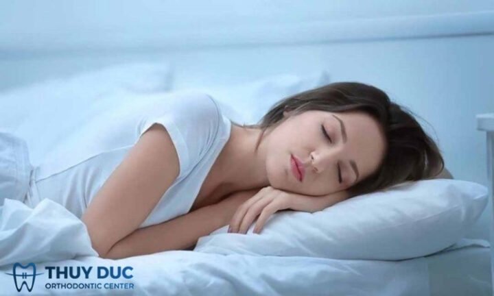 Hình ảnh minh họa người đang ngủ mơ thấy răng rụng và chảy máu, gợi cảm giác lo lắng