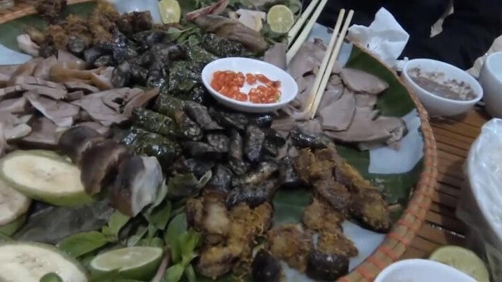 Hình ảnh món thịt chó luộc, minh họa cho giấc mơ thấy ăn thịt chó và những ý nghĩa tiềm ẩn.