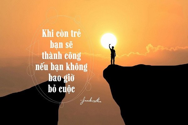 Hình ảnh một bàn làm việc đầy dụng cụ và sổ sách, thể hiện không gian sáng tạo và học hỏi