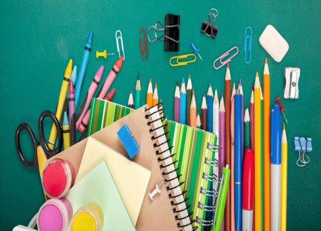 Hình ảnh một góc học tập với đầy đủ đồ dùng học sinh cấp 2 gọn gàng