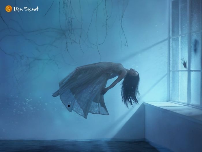 Hình ảnh một người đang suy tư, minh họa việc giải mã ý nghĩa khi mơ thấy người thân bị mất