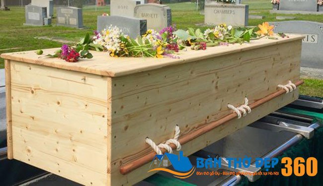 Hình ảnh một người đang trầm tư suy nghĩ về giấc mơ thấy quan tài và những điềm báo xung quanh việc khiêng quan tài.
