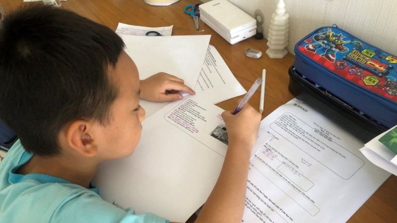 Hình ảnh một nhóm học sinh đang cùng nhau học bài, thảo luận tại thư viện, thể hiện tinh thần hợp tác và môi trường học tập tích cực