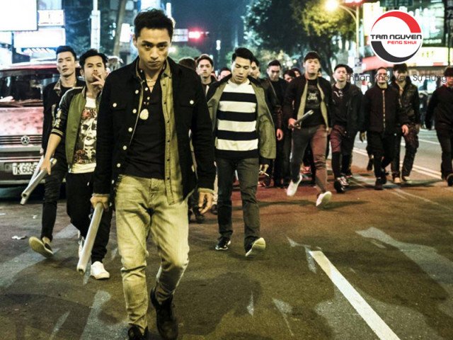 Hình ảnh một nhóm người mang vẻ mặt đe dọa, thể hiện sự áp bức trong giấc mơ bị hành hạ hoặc bị bắt nạt.